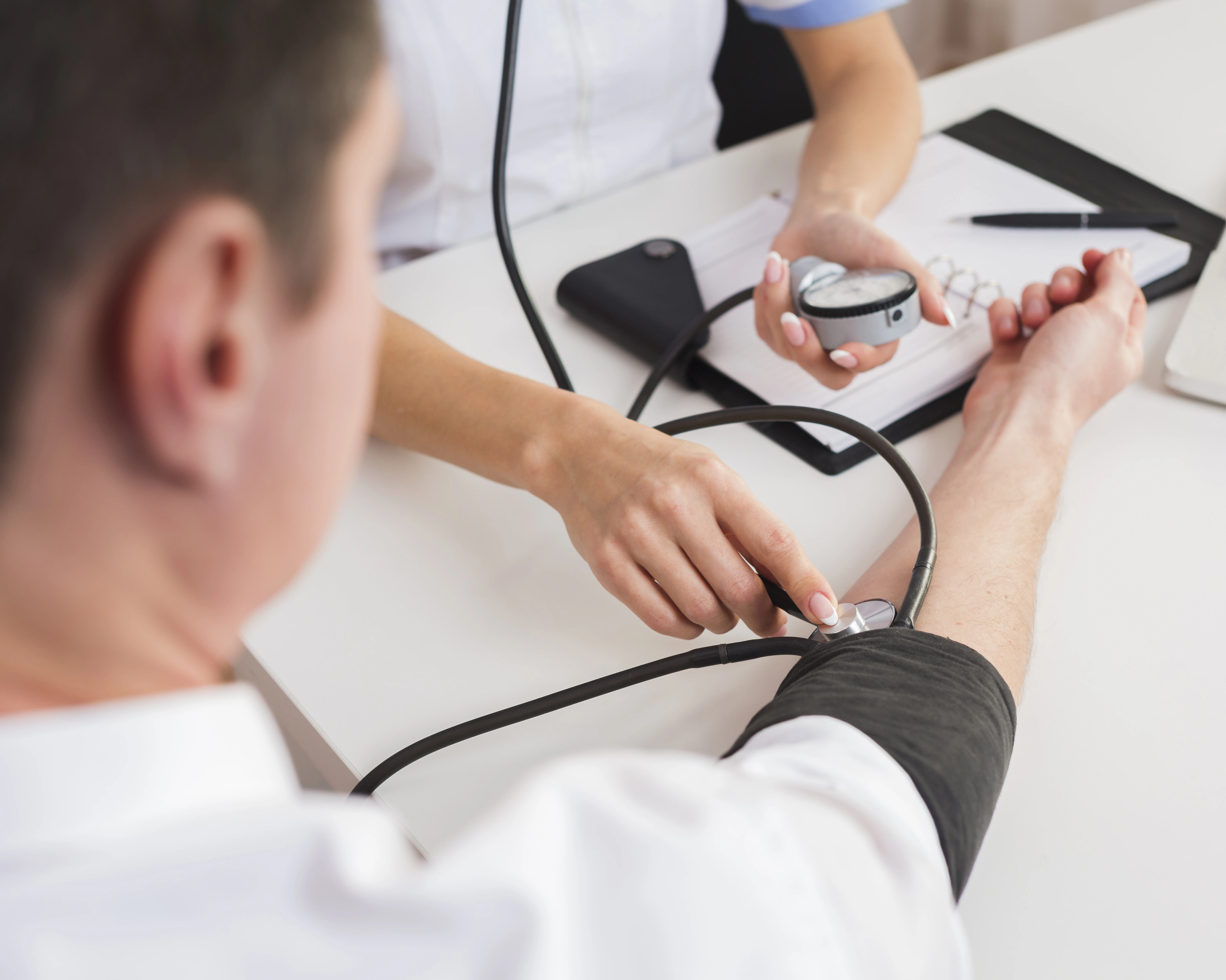 Mengenali Tanda Bahaya Hipertensi: Edukasi Farmasis untuk Pencegahan Komplikasi